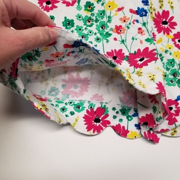 {Crown & Ivy} Flower Print Scalloped Shorts - Picture 5 of 8